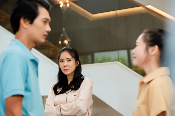  Three people have a conversation indoors in "Gia Vị Tình Thâm".