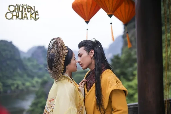 Romantic moment in "Tấm Cám: Chuyện chưa kể" with two characters close together.