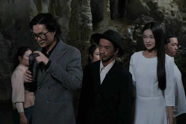 Group in cave from "Đồi hành xác Tà thuyết đen trở lại".