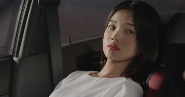 Woman in car from "Đồi hành xác Tà thuyết đen trở lại".