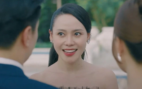 HÀNH TRÌNH CÔNG LÝ: A woman looking ahead with a smile