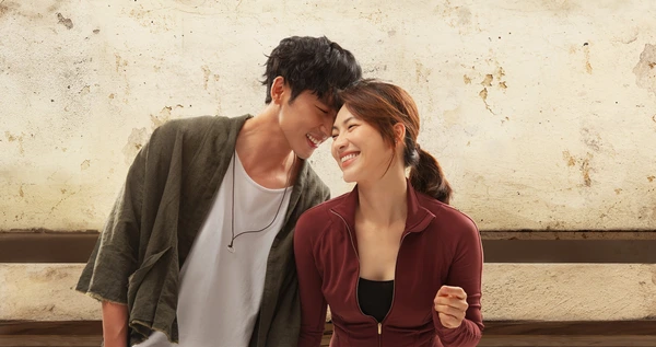 In Mai, a man and a woman are joyfully smiling, showing their close relationship.