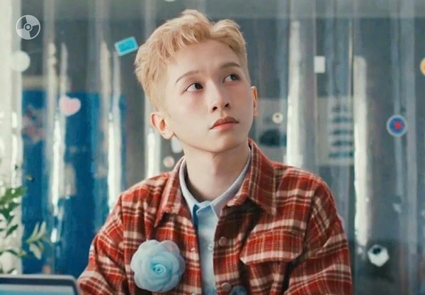  "Character in plaid shirt from 'MẬP MỜ TRONG THÀNH PHỐ'."