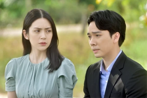  Man and woman in an outdoor scene from "Trên Cả Tình Thân".